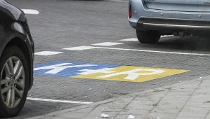 Niebiesko-żółte miejsca parkingowe wywołały burzę w sieci