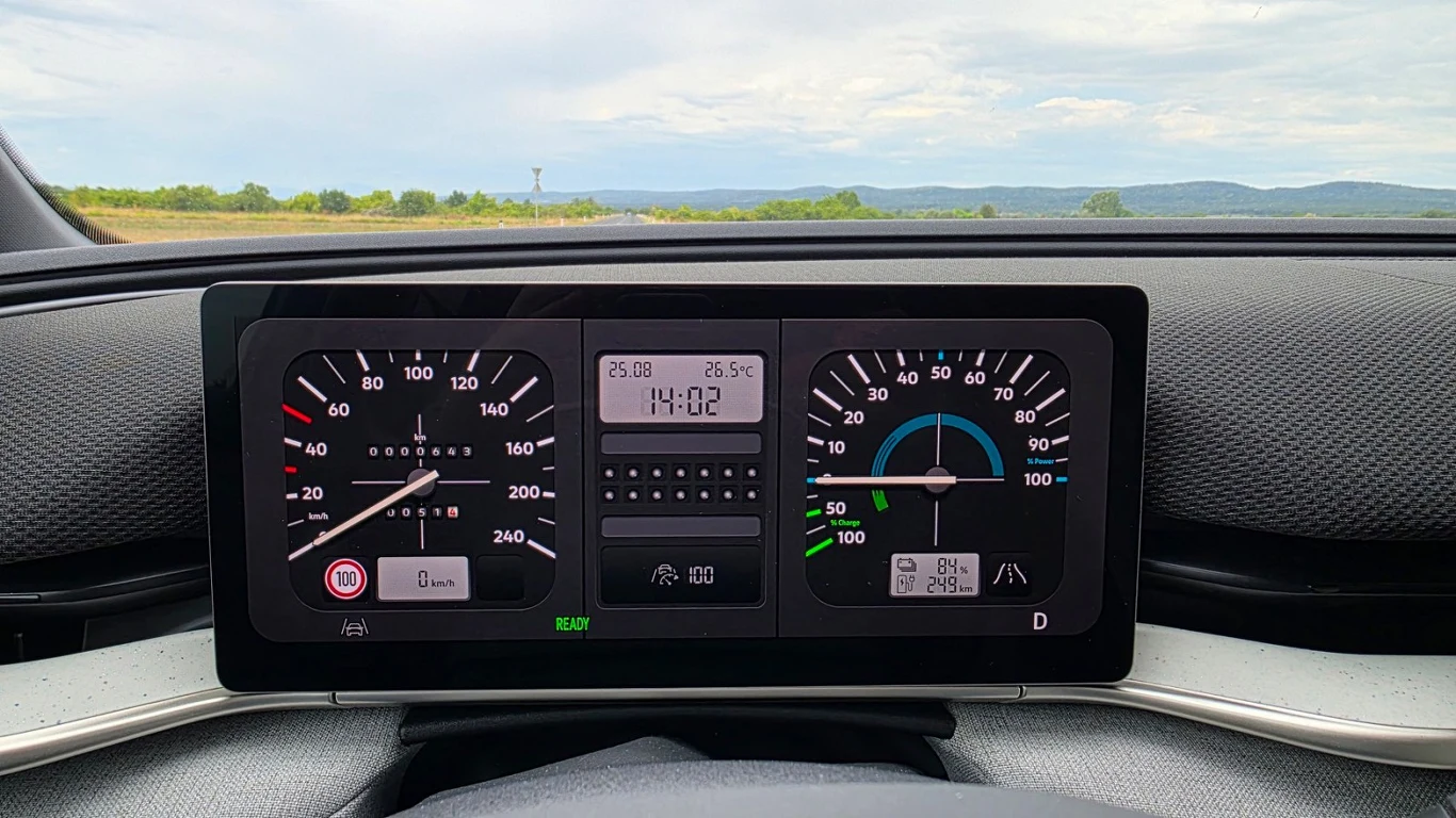 Zegary w stylu retro - specjalny tryb pozwala bawić się także wyglądem multimediów i poczuć się znów, jak w Volkswagenie z lat 80. Cyfrowy panel wskaźników samochodu z prędkościomierzem, obrotomierzem, wyświetlaczem temperatury, zegarem i wskaźnikiem poziomu paliwa.