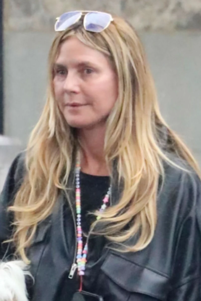 Na ekranie w pełnym makijażu, prywatnie - na luzie. 53-letnia Heidi Klum stawia na naturalność Kobieta o długich blond włosach w czarnej kurtce skórzanej z kolorowym naszyjnikiem i okularami przeciwsłonecznymi na głowie.