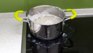 Kipiąca woda może szybko zalać kuchenkę i narobić bałaganu. Prosty babciny trik pomaga temu zapobiec.