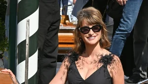 Penelope Cruz zachwyciła w Wenecji. Czarna sukienka z ozdobnym detalem skradła show