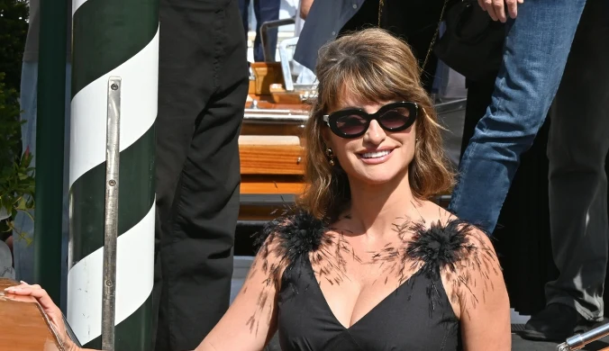 Penelope Cruz zachwyciła w Wenecji. Czarna sukienka z ozdobnym detalem skradła show