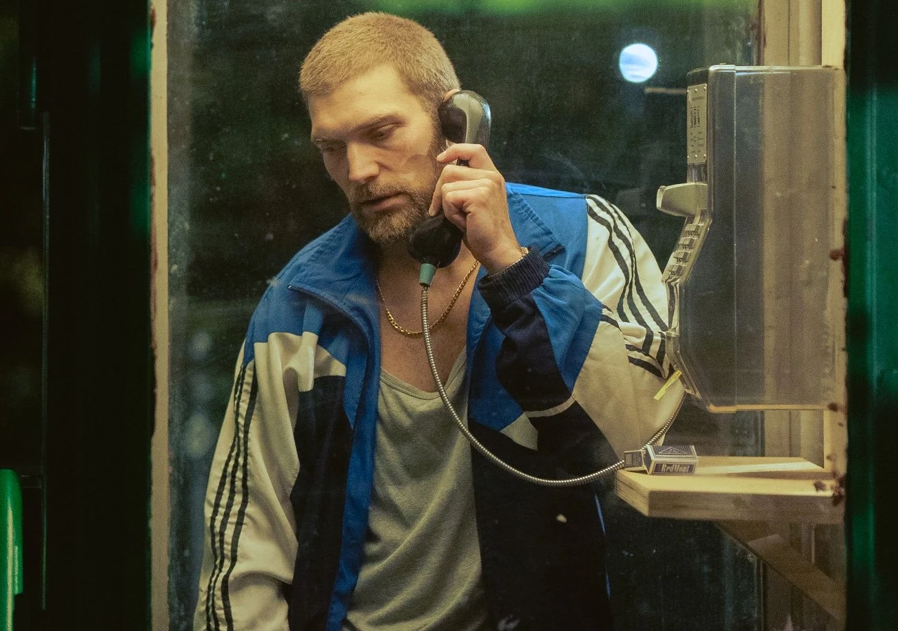 Piotr Witkowski w serialu "Zwierzak" Piotr Witkowski jako główny bohater w serialu „Zwierzak”, rozmawia przez telefon w budce miejskiej.