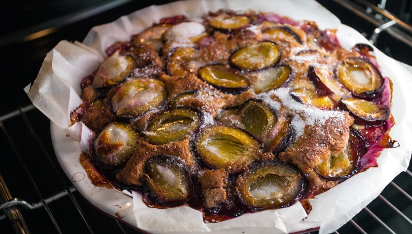 Tarta budyniowa ze śliwkami to najlepszy pomysł na jesienny deser