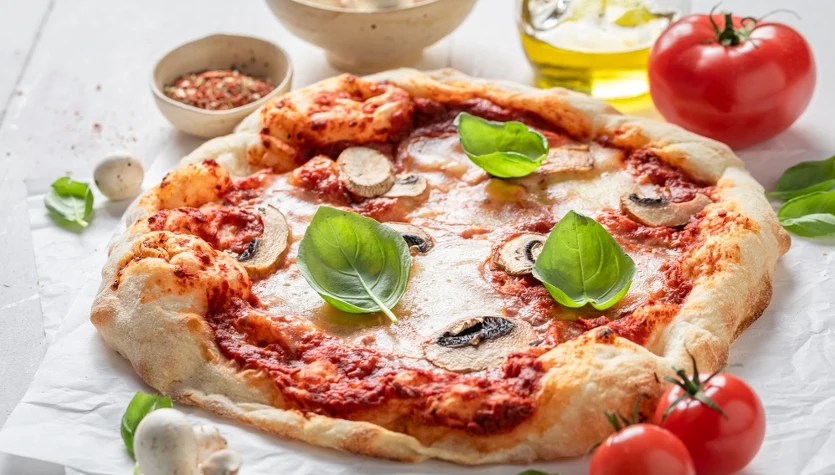 Pyszna domowa pizza na cieście z suchymi drożdżami.