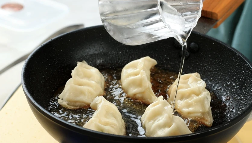 Pyszne pierożki gyoza to jedno z najpopularniejszych dań kuchni japońskiej