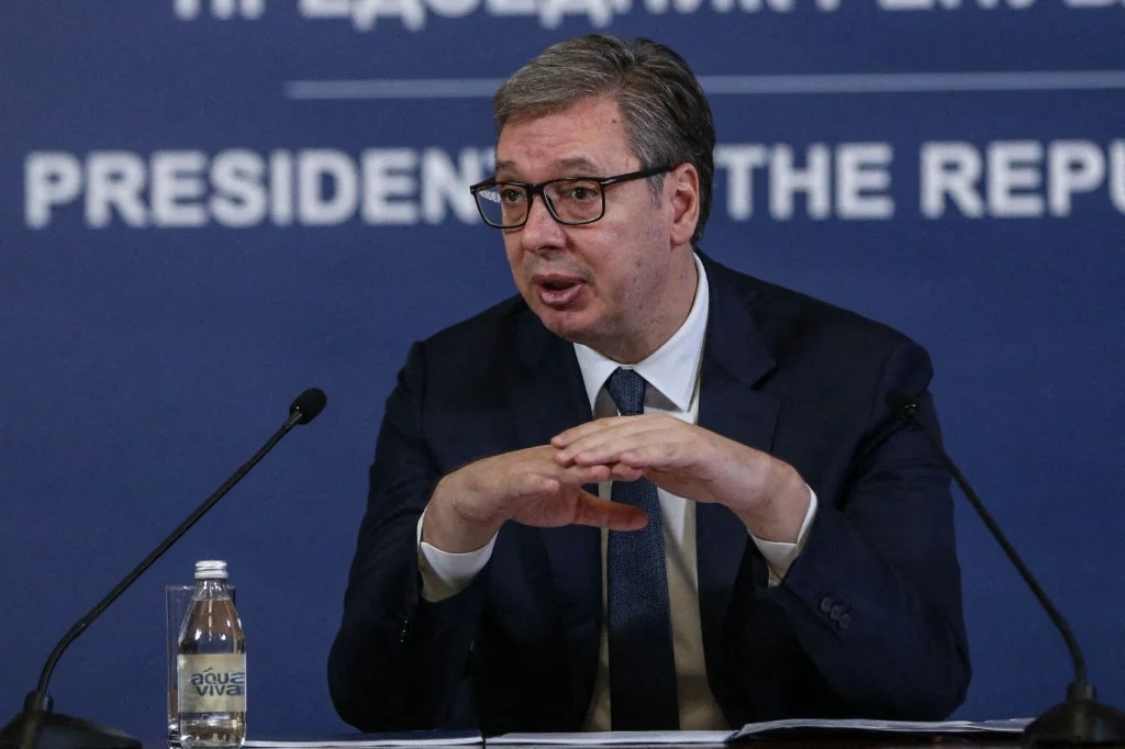 Prezydent Serbii Aleksandar Vucić rozwiązał parlament i ogłosił datę nowych wyborów Aleksandar Vucić w okularach i garniturze przy stole konferencyjnym, mówi do mikrofonu, przed nim butelka wody.