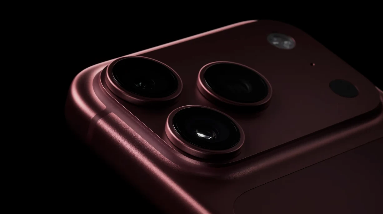 Premiera iPhone 18 Pro i Max. Znamy ceny nowych smartfonów Apple. iPhone 18 Pro w bordowej, metalicznej obudowie z trzema obiektywami i lampą błyskową.