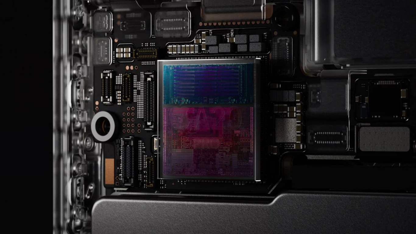 Chip Apple A20 Pro z telefonów iPhone 18 Pro i Max. Nowoczesny procesor zamontowany na płycie głównej urządzenia elektronicznego, otoczony precyzyjnie rozmieszczonymi komponentami i układami scalonymi.