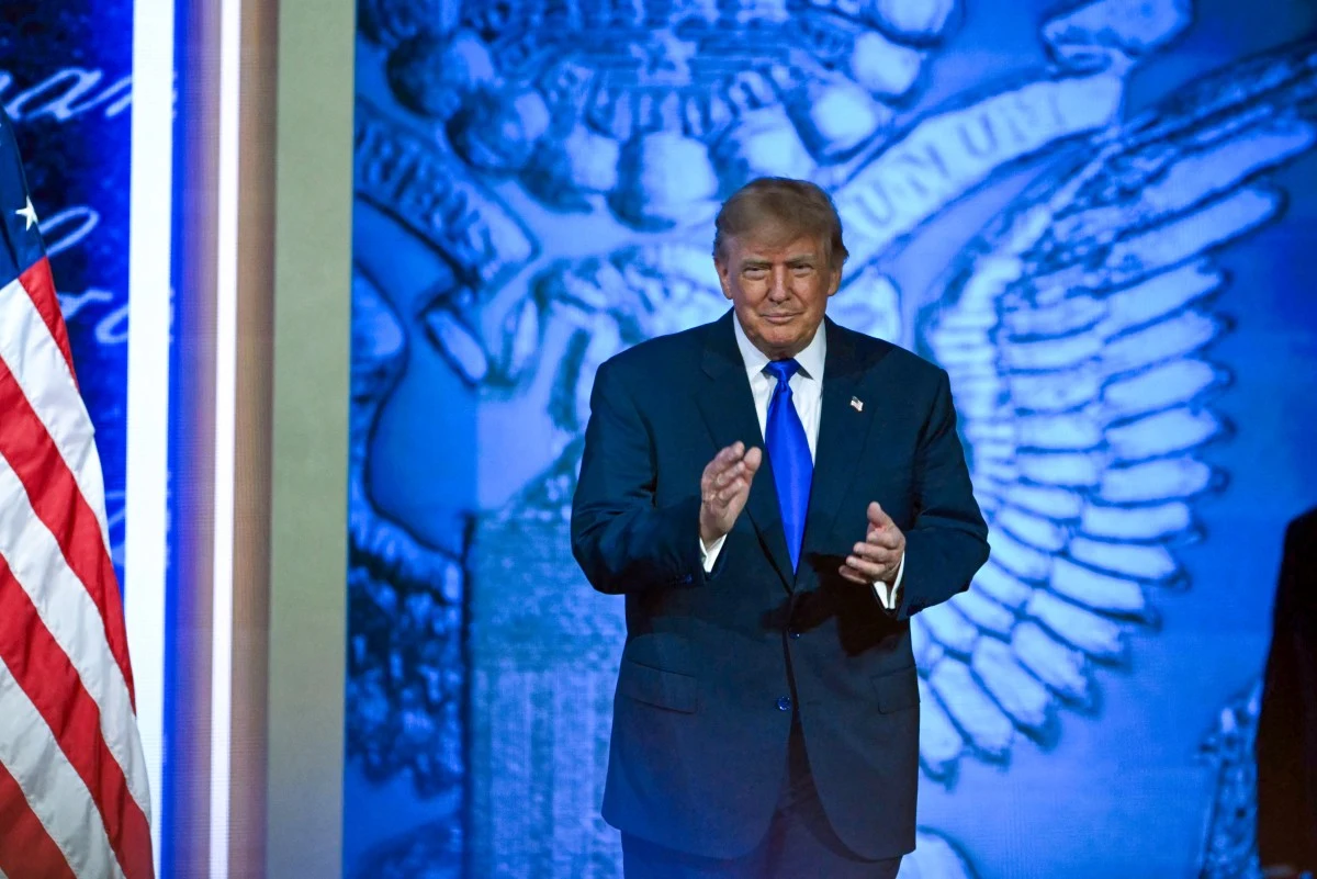Nietypowa obietnica Trumpa podczas konwencji. Rozda Amerykanom pieniądze Donald Trump w ciemnym garniturze i niebieskim krawacie na tle amerykańskiej flagi i orła podczas konwencji