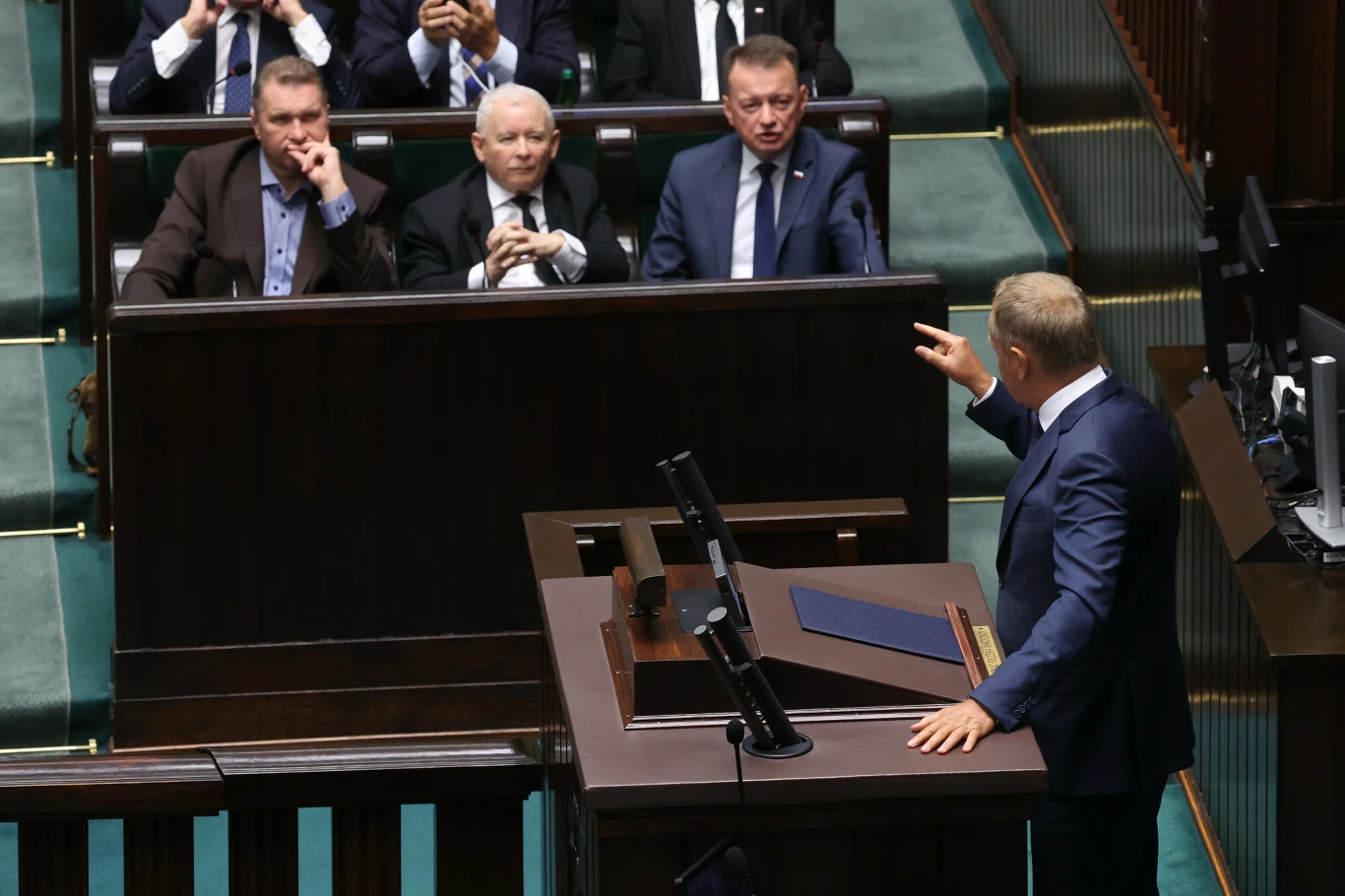 Afera Zondacrypto. Respondenci wskazali, kogo obciąża najbardziej Donald Tusk przemawia przy mównicy sejmowej, naprzeciw Przemysław Czarnek, Jarosław Kaczyński i Mariusz Błaszczak.