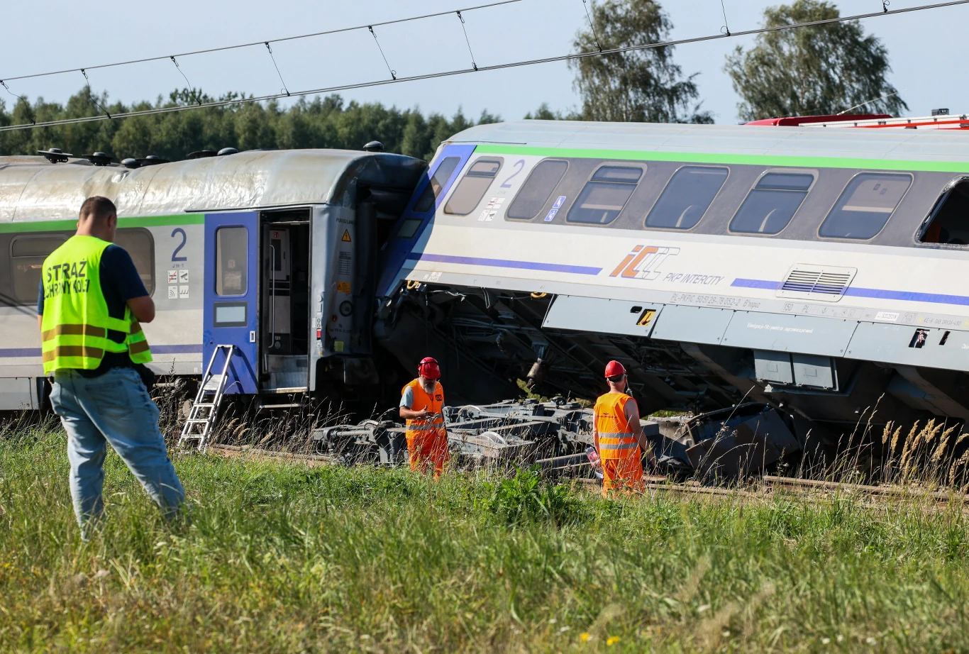 Prokuratura zakończyła czynności śledcze na miejscu katastrofy kolejowej w Sokolnikach Suchych Wykolejone wagony pociągu i uszkodzona infrastruktura kolejowa, pracownicy i straż na miejscu zdarzenia.