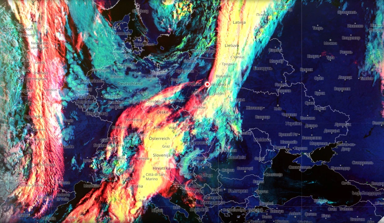 Barwna wizualizacja meteorologiczna Europy Środkowej ukazująca intensywne pasma chmur frontowych biegnących przez Niemcy, Austrię, Polskę i Ukrainę, z wyraźnie zaznaczonymi strefami potencjalnie silnych opadów oraz kontrastującymi obszarami atmosferycz...