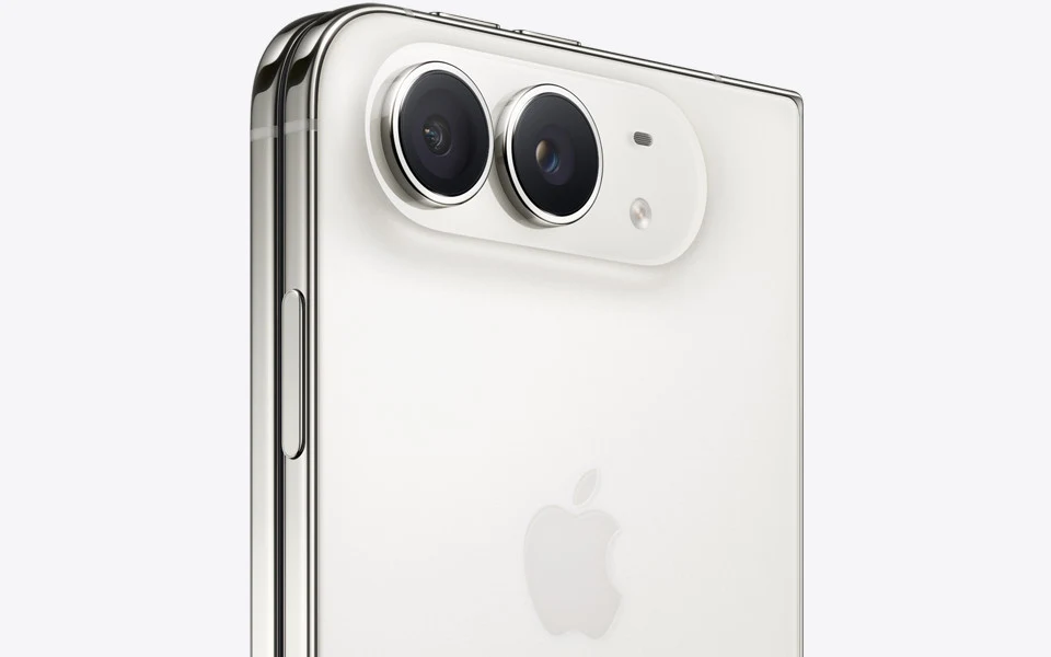 iPhone Duo ma podwójny aparat fotograficzny bez teleobiektywu. Srebrny smartfon z podwójnym aparatem fotograficznym w górnej części oraz logo Apple na błyszczącej tylnej obudowie.