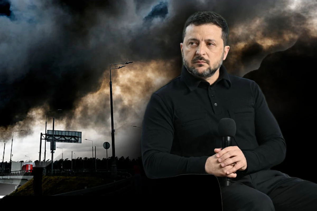 Prezydent Ukrainy Wołodymyr Zełenski na tle pożaru rafinerii ropy w Moskwie. Zdj. ilustracyjne Wołodymyr Zełenski siedzi z mikrofonem na tle pożaru w rafinerii w Moskwie, widać dym, latarnie i znaki.
