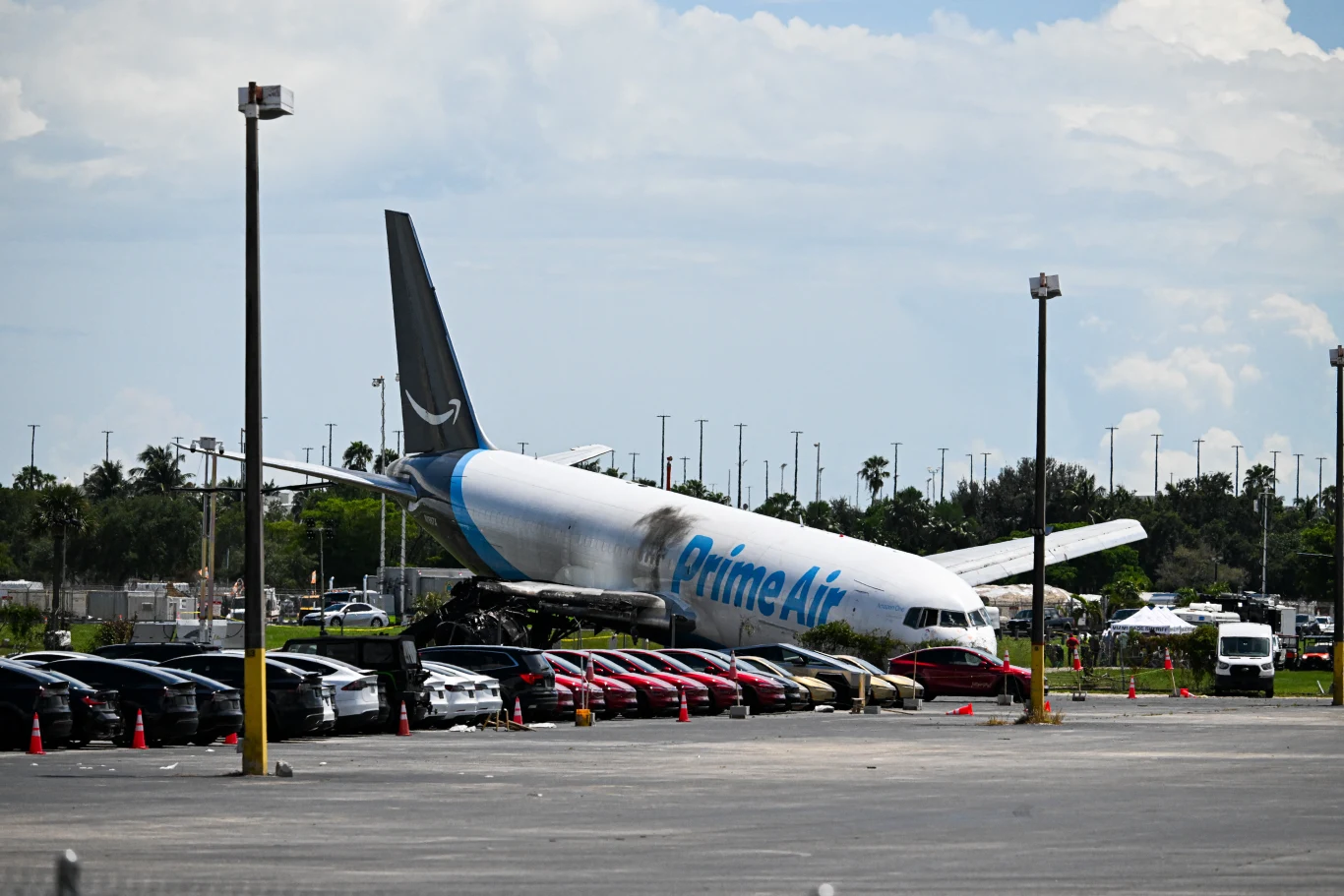 Katastrofa samolotu Amazon Air w Miami. Ujawniono szczegóły rozmów pilotów Samolot Amazon Prime Air na parkingu lotniska w Miami, otoczony autami i infrastrukturą lotniskową.