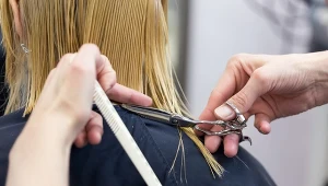Ta modna fryzura odmładza po 50-tce. Działa jak lifting, tylko bez skalpela