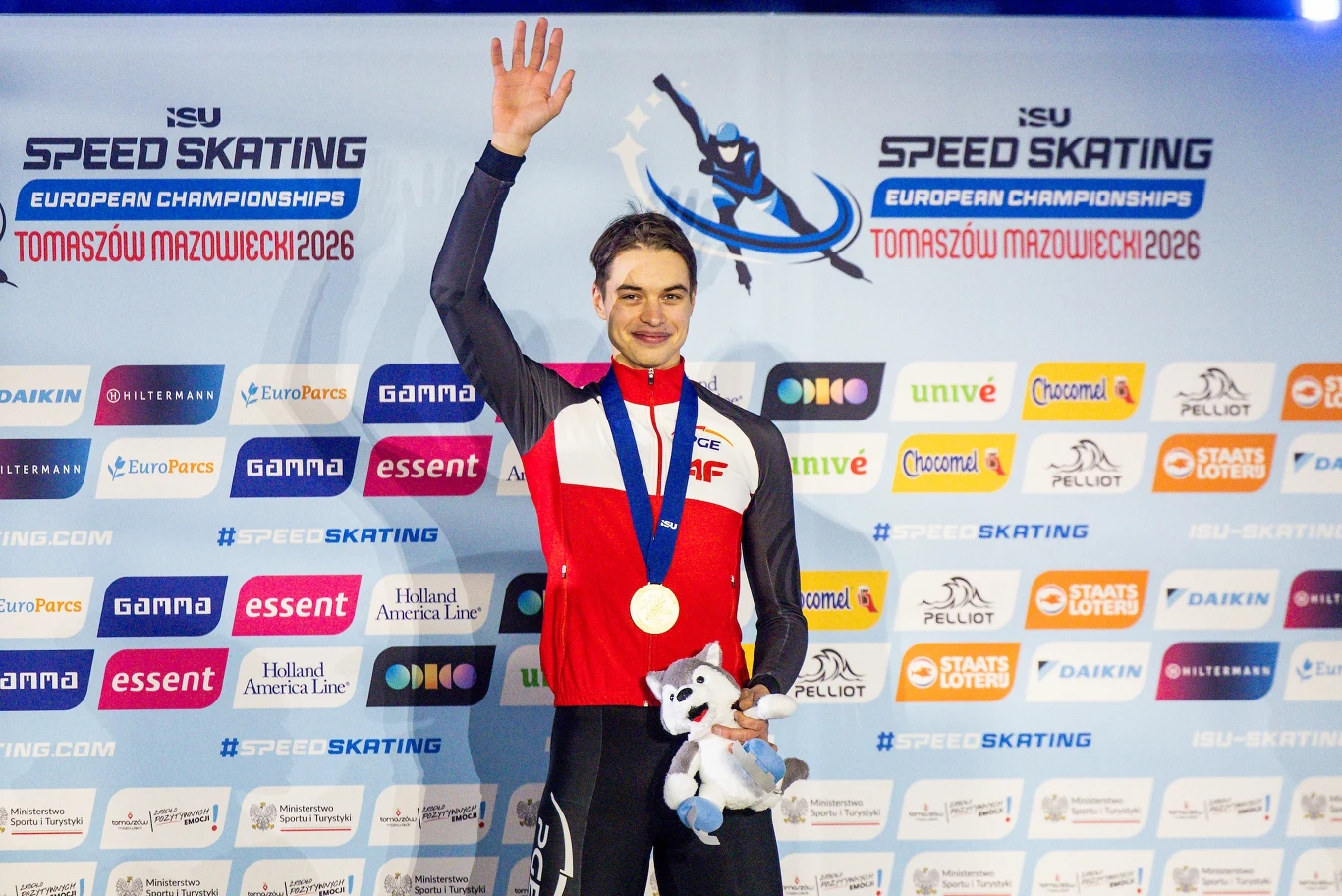 Semirunnij chce być jeszcze lepszy. Oto jego cel nr 1 Władimir Semirunnij w czerwono-czarnej bluzie z medalem i maskotką na podium Mistrzostw Europy