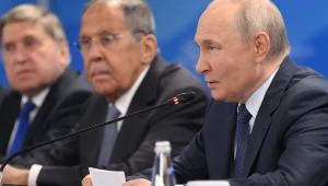 Przywódca Rosji Władimir Putin w towarzystwie szefa MSZ Rosji Siergieja Ławrowa i doradcy Jurija Uszakowa