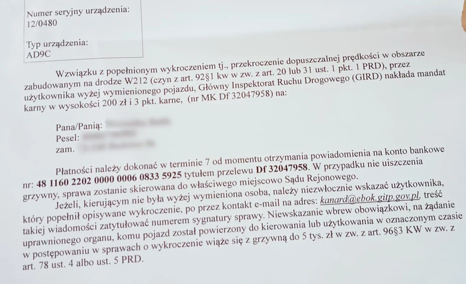 Pismo od oszustów może wyglądać wiarygodnie Fragment pisma o nałożeniu mandatu za przekroczenie prędkości, z danymi urządzenia, informacją o wysokości kary, numerem konta bankowego do wpłaty oraz pouczeniem o dalszych krokach w razie nieuiszczenia grzywny.
