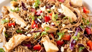 Kolorowa sałatka z azjatyckim makaronem soba. Idealna na lunch do pracy i rodzinną kolację