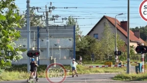 Zignorowały czerwone światło i rogatki. Dzieci na hulajnogach wjechały na tory