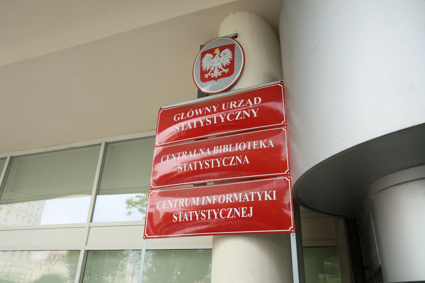 Główny Urząd Statystyczny wskazał, jak duży wpływ na polską gospodarkę miała rosyjska agresja na Ukrainę Tablice Głównego Urzędu Statystycznego, Centralnej Biblioteki Statystycznej i Centrum Informatyki Statystycznej na tle budynku.