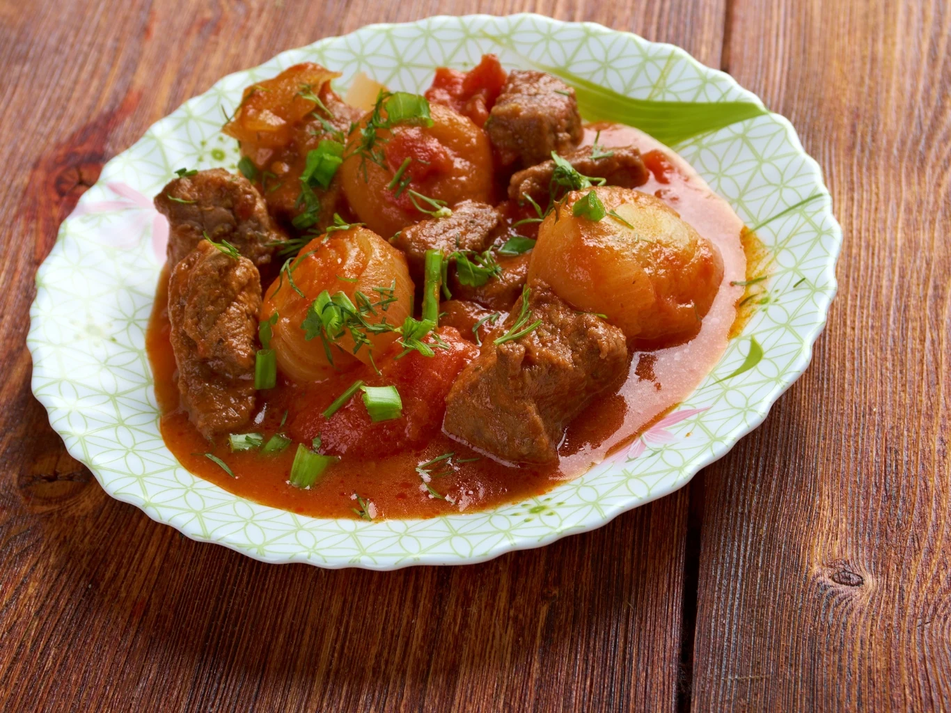 Jak zrobić greckie stifado? Przepis na aromatyczną wołowinę w korzennym sosie. Greckie stifado.