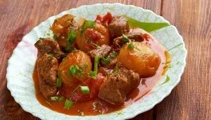Jak zrobić greckie stifado? Przepis na aromatyczną wołowinę w korzennym sosie.