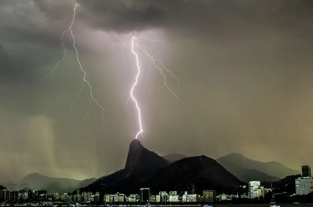 Burza nad Rio de Janeiro Burza nad Rio de Janeiro, piorun uderzający w szczyt góry nad miejską zabudową.