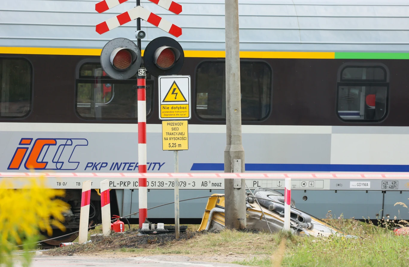 PKP PLK zareagowało na zapowiedź protestu maszynistów. Na zdjęciu: miejsce wypadku pociągu w miejscowości Sokolniki Suche Pociąg PKP Intercity na przejeździe kolejowym w Sokolnikach Suchych, zamknięte rogatki