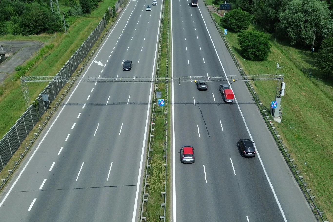 Ministerstwo Infrastruktury poinformowało właśnie podatników, że z ich kieszeni zapłaci budowniczym dróg o 2 mld zł więcej, niż wynika z kontraktów zawartych z nimi przez GDDKiA Autostrada z sześcioma pasami podzielona pasem zieleni, ruch tylko na jednej jezdni, barierki, ekrany, zieleń.