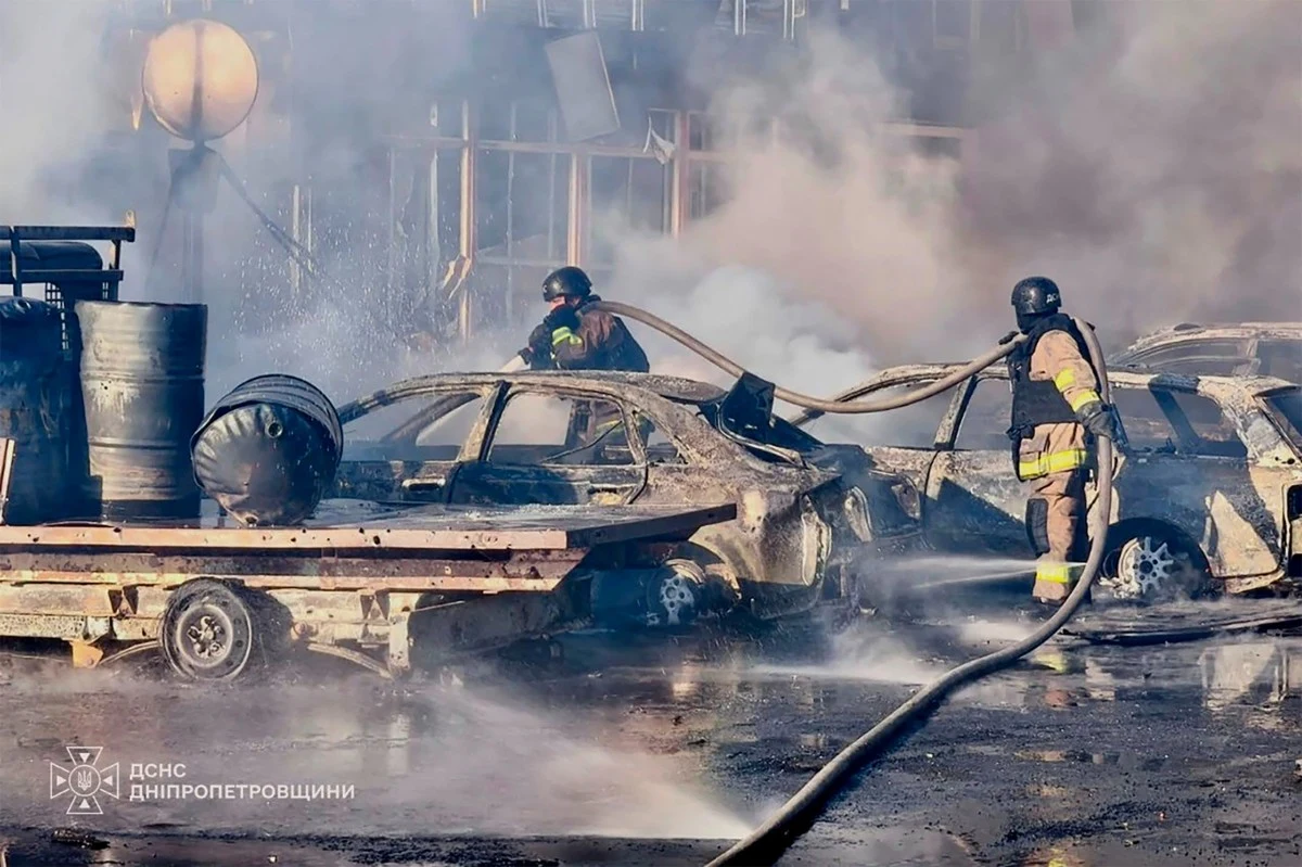 Rosja ponownie zaatakowała Kijów Ratownicy gaszą pożar w miejscu ataku powietrznego w Pawłohradzie w obwodzie dniepropietrowskim, w czasie trwającej rosyjskiej inwazji na Ukrainę.