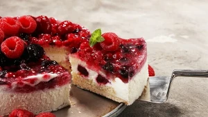 Pyszny sernik na zimno z galaretką i mnóstwem owoców