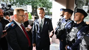Zgromadzenie przed budynkiem Akademii Wymiaru Sprawiedliwości. Na zdj. prorektor ds. operacyjnych Akademii Wymiaru Sprawiedliwości dr Mariusz Kuryłowicz oraz poseł PiS Sebastian Kaleta