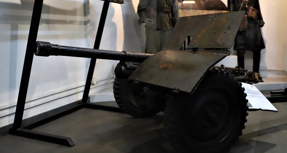 Działko Bofors 37 mm. Z takiego nad Bzurą korzystał Ciepliński działo przeciwpancerne z długą lufą ustawione na dwóch dużych kołach, zabezpieczone metalową tarczą ochronną, eksponowane w muzealnej sali