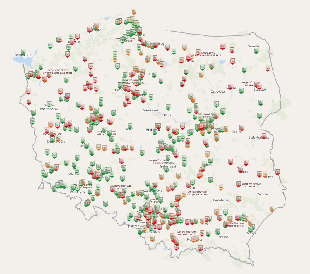 Mapa Polski z rozmieszczonymi na całym kraju kolorowymi ikonami przedstawiającymi różne miasta i miejscowości, oznaczonymi na zielono, czerwono i żółto według nieznanej kategorii, przy czym największe skupiska ikon widoczne są w południowej i zachodnie...