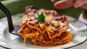 Lasagne bolognese zrobione w domowym zaciszu. Będzie smakować tak dobrze, jak we włoskiej trattorii
