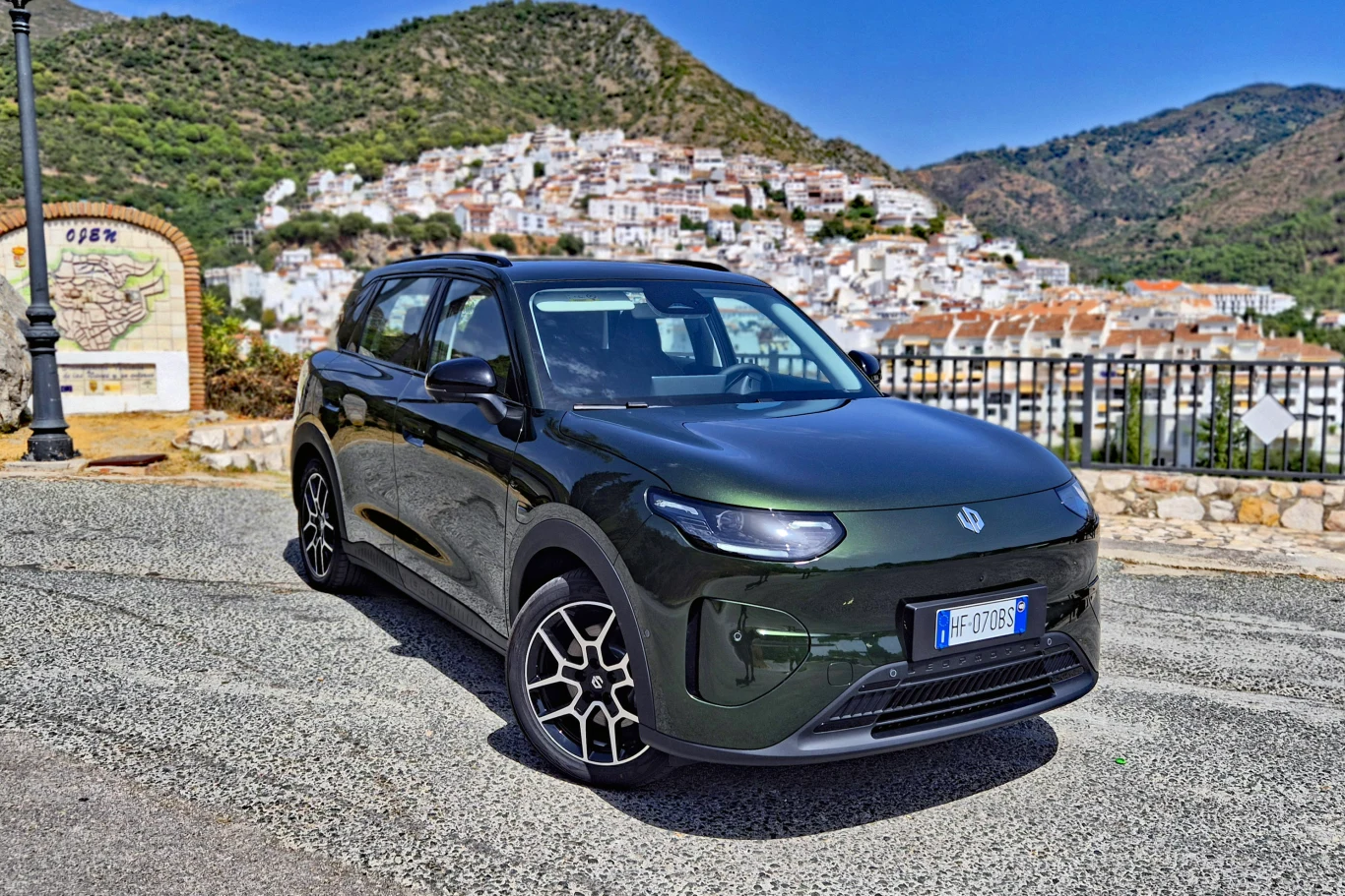 Leapmotor B03X to SUV segmentu B Leapmotor B03X w ciemnozielonym kolorze zaparkowany na tle białych budynków i zielonego wzgórza.