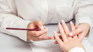Poproś stylistkę o taki manicure. Jesienią będą go nosić wszyscy