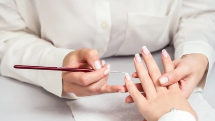 Jaki manicure będzie modny jesienią? Jest subtelny i elegancki