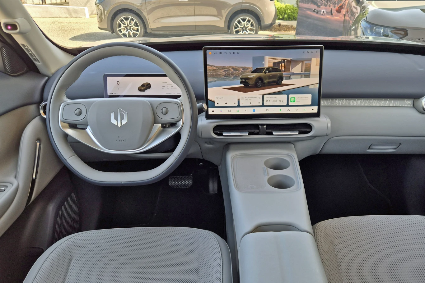 Leapmotor B03X ma deskę rozdzielczą pozbawioną przycisków, za to z dwoma dobrze już znanymi ekranami Nowoczesna deska rozdzielcza z dużym, centralnym ekranem dotykowym, kierownicą o minimalistycznym designie oraz przestronną konsolą środkową z miejscem na napoje.
