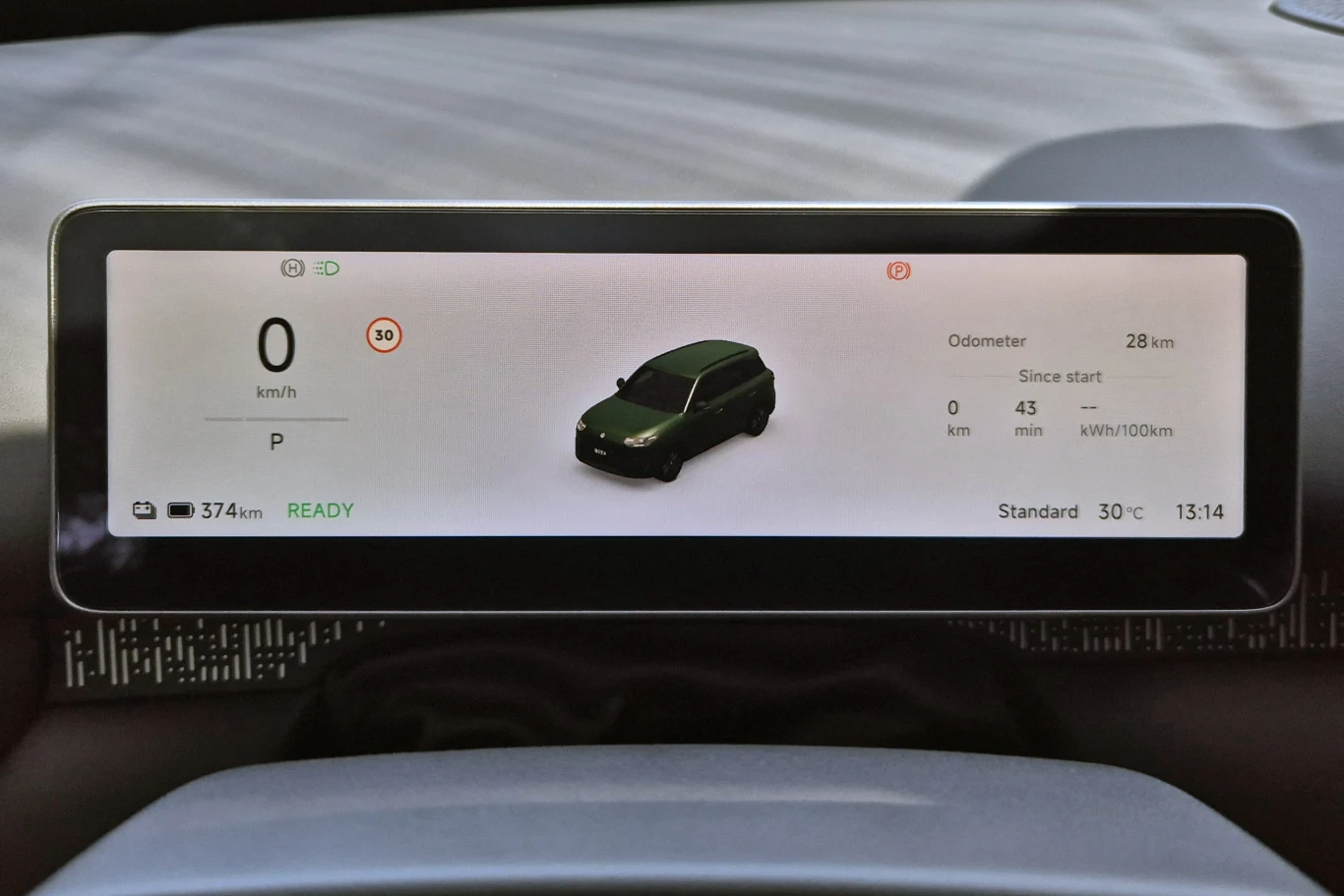 Leapmotor B03X w wersji z większą baterią ma (według oficjalnych danych) 382 km zasięgu Cyfrowy wyświetlacz samochodu pokazujący prędkość, zasięg, temperaturę zewnętrzną oraz wizualizację pojazdu na środku ekranu.