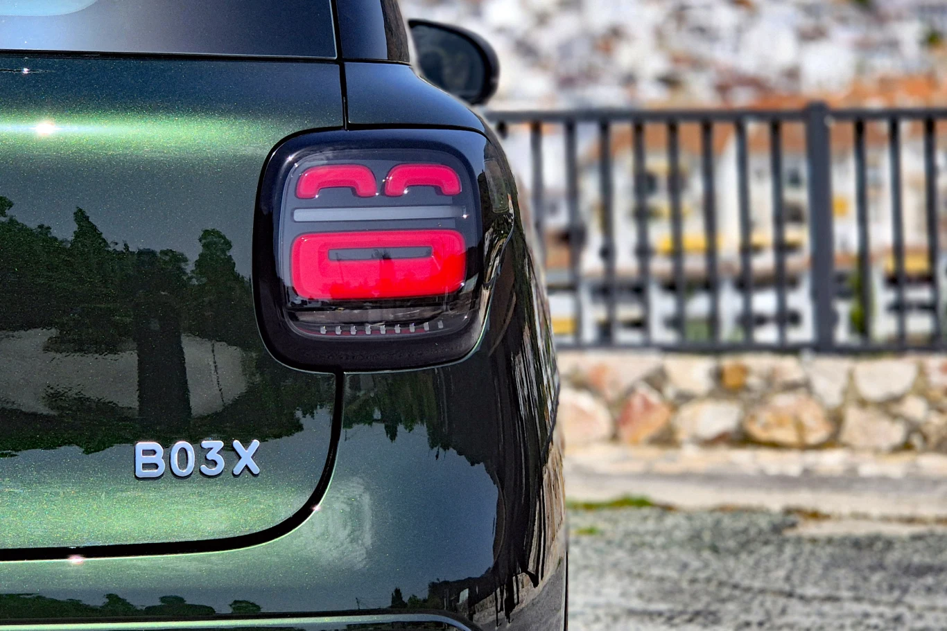 Leapmotor B03X Tylna lewa lampa samochodu w zielonym kolorze oraz emblemat z napisem B03X na karoserii.