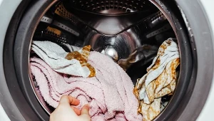 Pełno wody i zablokowane drzwiczki? Trik przywoła pralkę do porządku