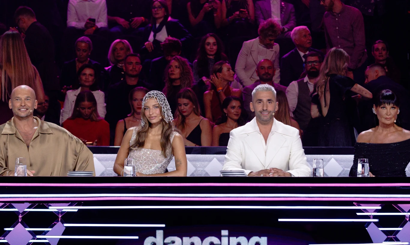 Tomasz Wygoda, Julia Wieniawa, Rafał Maserak, Iwona Pavlović Jurorzy Tańca z Gwiazdami: Tomasz Wygoda, Julia Wieniawa, Rafał Maserak i Iwona Pavlović przy stole sędziowskim.