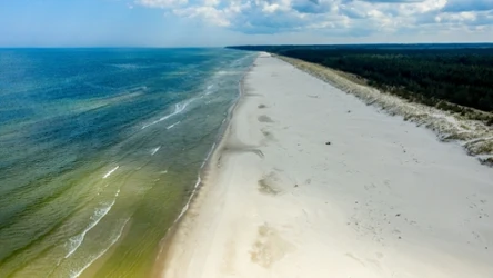Słajszewo słynie z szerokiej, piaszczystej plaży. Jesienią można się tam cieszyć ciszą i w spokoju odpoczywać.