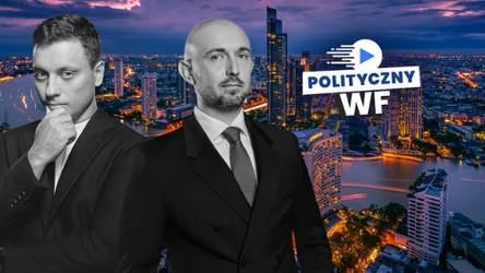 Dwóch mężczyzn w garniturach na tle nowoczesnego miasta nocą oraz logo z napisem 'Polityczny WF'.