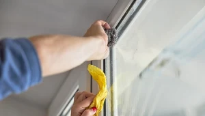 Nałóż na ścierkę i potrzyj pożółkłe ramy okienne. Wybiela w 10 minut