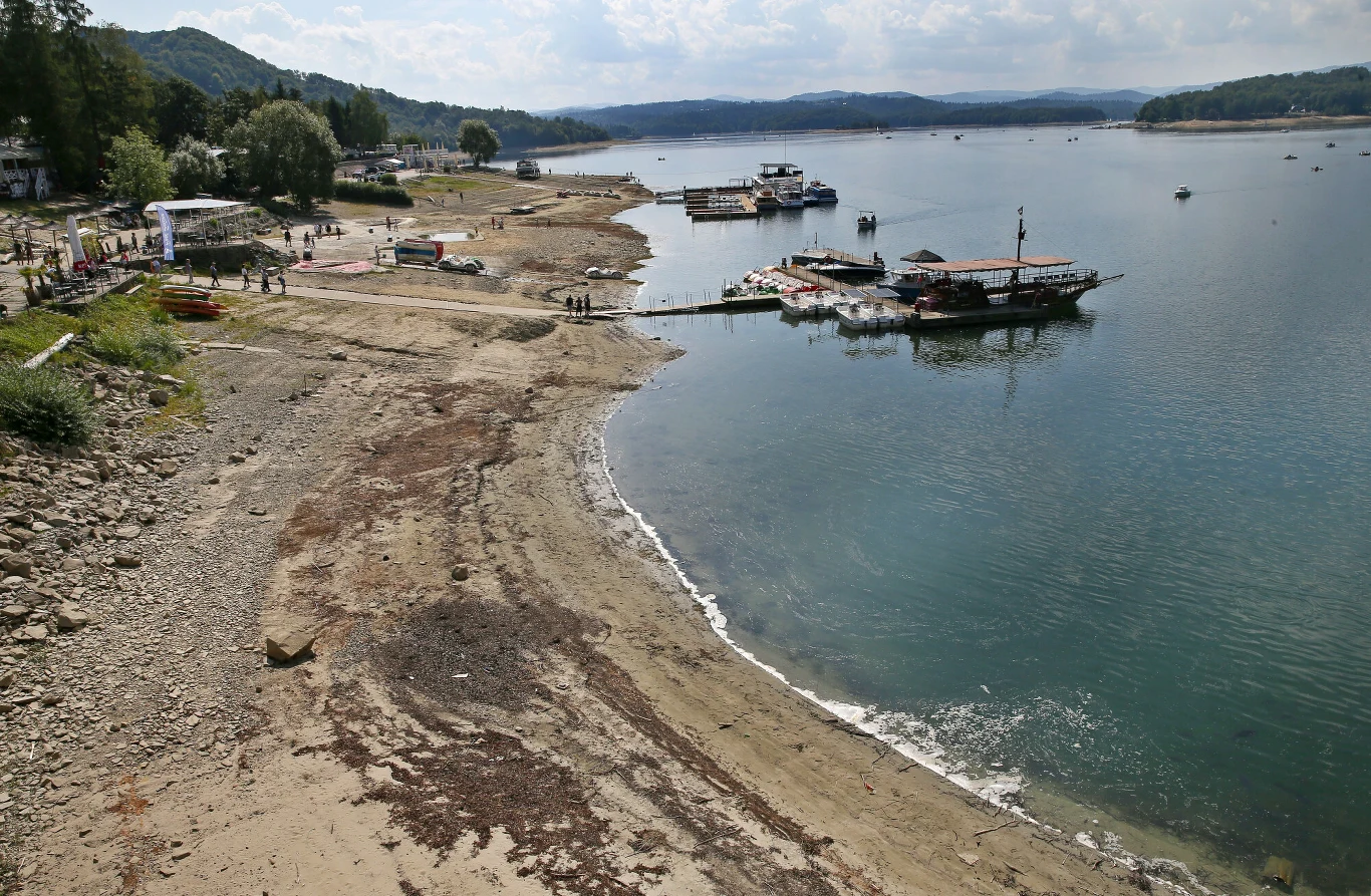 Niski poziom wody w Jeziorze Solińskim. Plaża przy Jeziorze Solińskim.